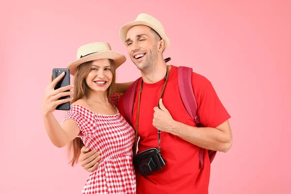 Touristenpaar Macht Selfie Auf Farbigem Hintergrund — Stockfoto