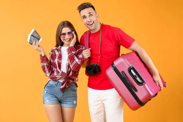 Pareja Turistas Con Equipaje Sobre Fondo Color — Foto de Stock