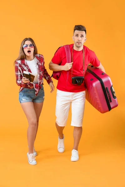 Pareja Turistas Preocupados Con Equipaje Fondo Color — Foto de Stock