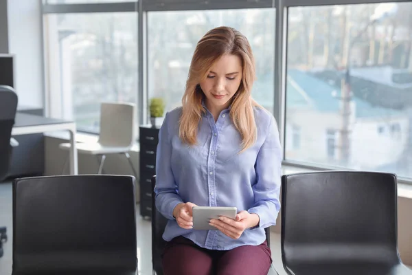 Junge Frau Bei Vorstellungsgespräch Büro — Stockfoto