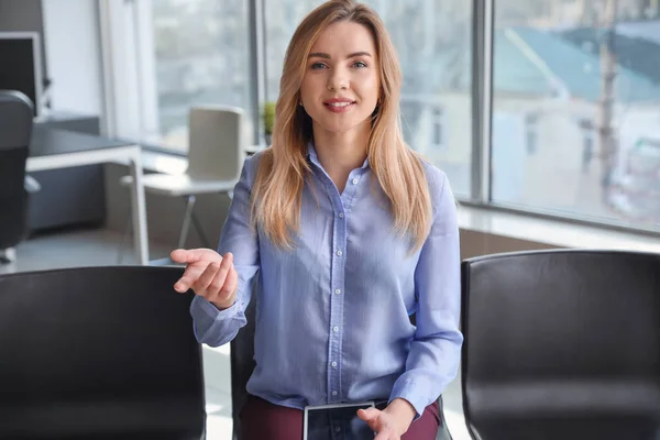 Junge Frau Bei Vorstellungsgespräch Büro — Stockfoto