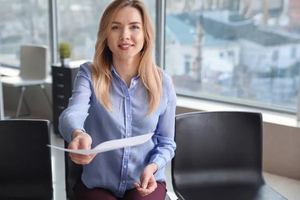 Junge Frau Bei Vorstellungsgespräch Büro — Stockfoto