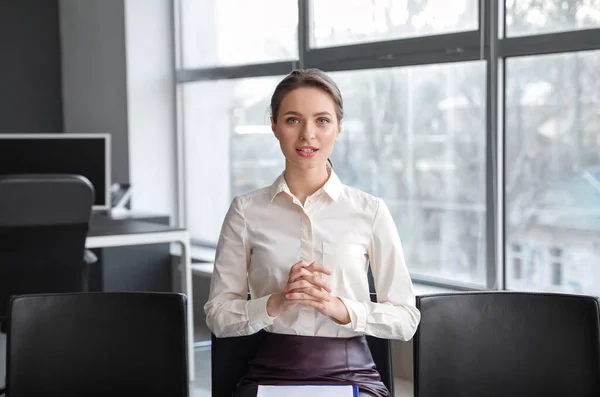 Mujer Joven Durante Entrevista Trabajo Oficina — Foto de Stock