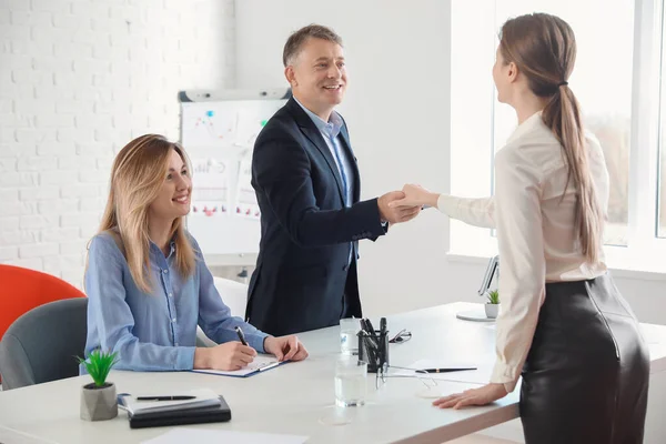 Personalchef Schüttelt Bewerber Nach Erfolgreichem Vorstellungsgespräch Die Hand — Stockfoto