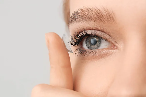 Jonge Vrouw Met Contactlens Grijze Achtergrond Close — Stockfoto