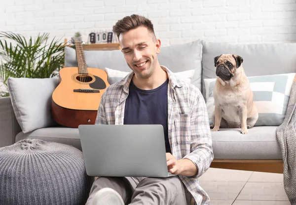 Hombre Guapo Con Portátil Lindo Perro Pug Casa —  Fotos de Stock