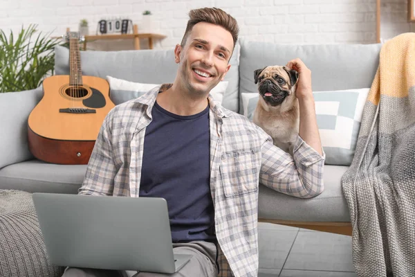 Homem Bonito Com Laptop Cachorro Bonito Casa — Fotografia de Stock