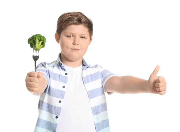 Överviktig Pojke Med Broccoli Visar Tummen Upp Vit Bakgrund — Stockfoto