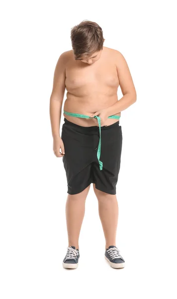 Ragazzo Sovrappeso Misurare Sua Vita Sfondo Bianco — Foto Stock