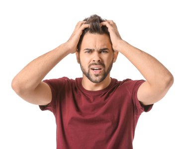 Beyaz arka planda endişeli genç bir adamın portresi