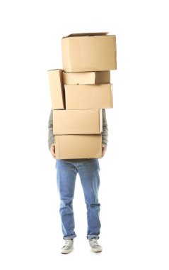 Beyaz arka planda kutuları taşıyan Asyalı adam
