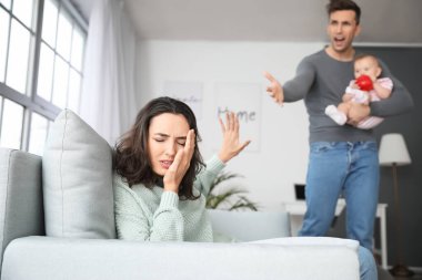 Stresli çift evde doğum sonrası depresyon yaşıyor.