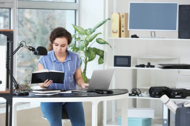 Hizmet merkezinde çalışan elektronik teknisyen