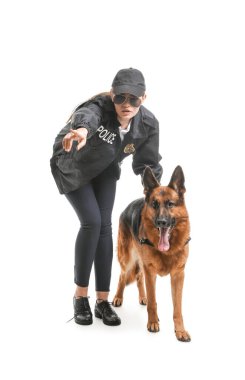 Beyaz arka planda köpeği olan kadın polis.