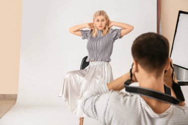 Stüdyo modeliyle çalışan profesyonel fotoğrafçı