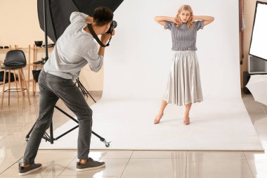 Stüdyo modeliyle çalışan profesyonel fotoğrafçı
