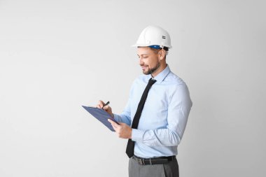 Işık arkaplanındaki erkek mühendis