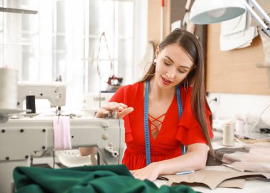 Modern atölyede çalışan kadın terzi.