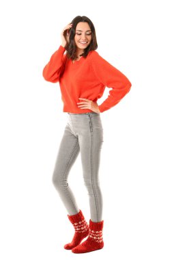 Beyaz arka plan üzerinde sıcak kazaklı güzel genç kadın