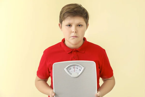 Niño Con Sobrepeso Escamas Sobre Fondo Claro — Foto de Stock