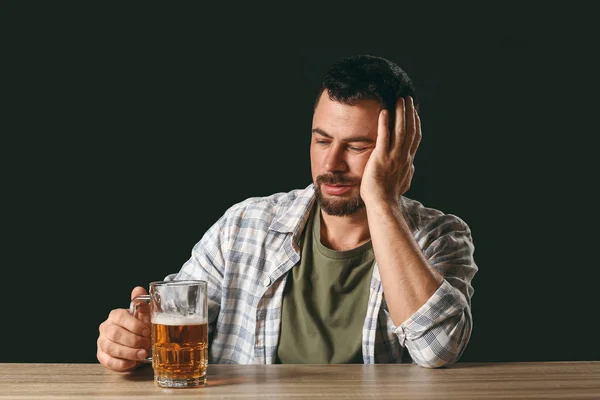 Hombre Maduro Bebiendo Cerveza Mesa — Foto de Stock