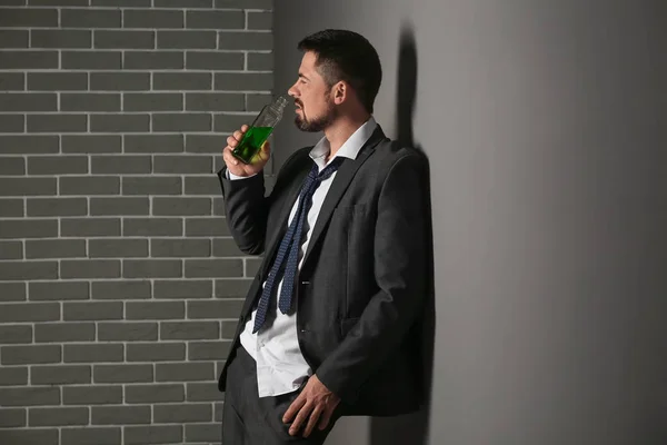 Homme Affaires Avec Absinthe Près Mur Gris Concept Alcoolisme — Photo