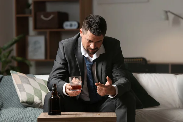 Uomo Divorziato Che Beve Cognac Casa Concetto Alcolismo — Foto Stock