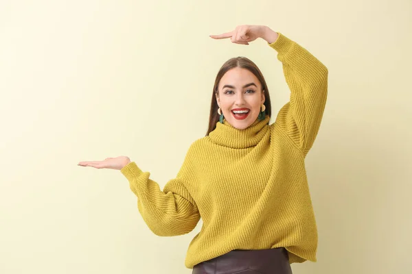 Happy Young Woman Showing Something Light Background — Stock Photo, Image