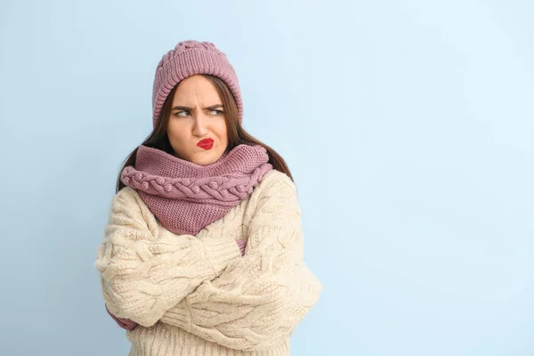 Jovem Descontente Roupas Inverno Fundo Cor — Fotografia de Stock