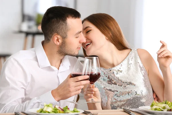 Glückliches Junges Paar Bei Romantischem Date Café — Stockfoto