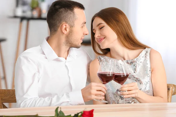 Glückliches Junges Paar Bei Romantischem Date Café — Stockfoto