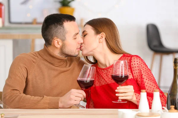 Kafede Romantik Bir Buluşmada Şarap Içen Mutlu Genç Çift — Stok fotoğraf