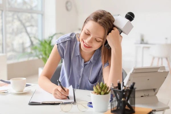 Jornalista Feminina Trabalhando Escritório — Fotografia de Stock