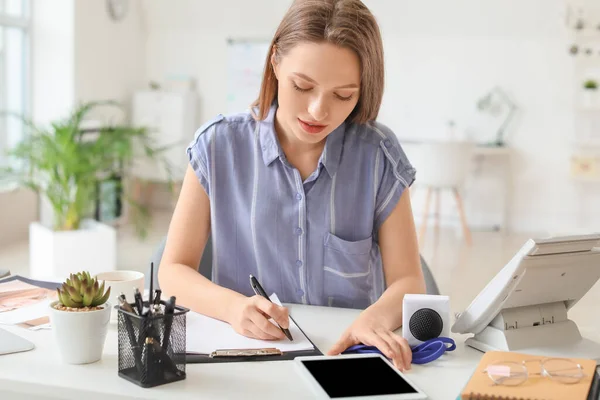 Giornalista Donna Che Lavora Ufficio — Foto Stock