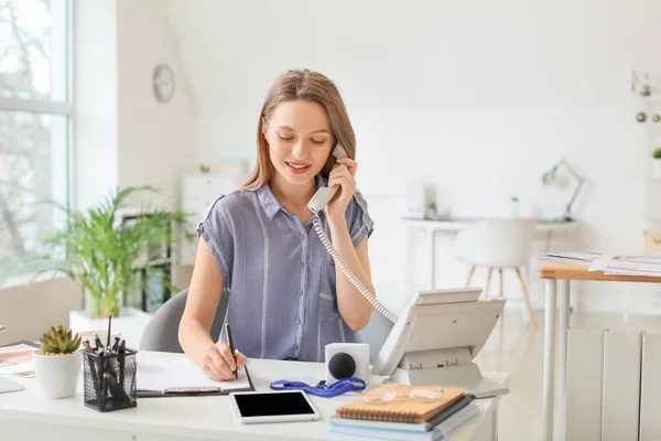 Female Journalist Working Office — Stock Photo, Image