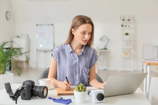 Giornalista Donna Che Lavora Ufficio — Foto Stock