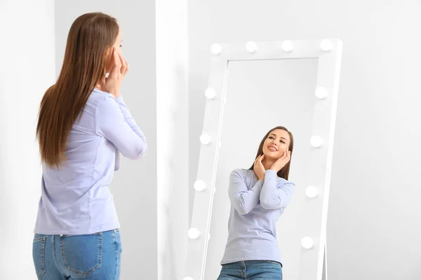 Hermosa Joven Mujer Mirando Espejo Casa — Foto de Stock