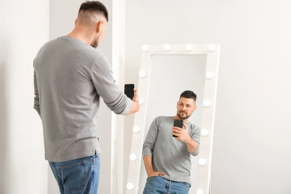 Snygg Man Tar Selfie Nära Spegeln Hemma — Stockfoto