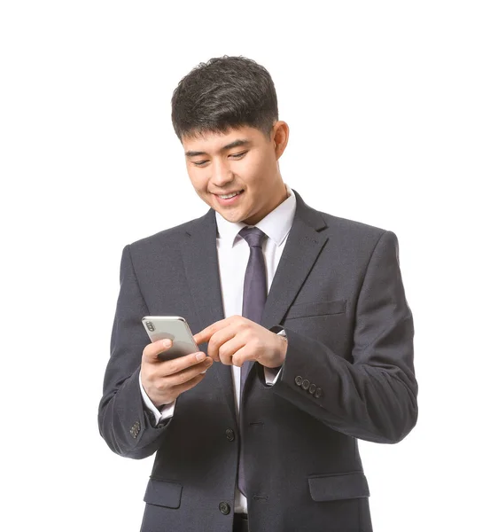 白い背景に携帯電話を持つ若いアジアのビジネスマン — ストック写真