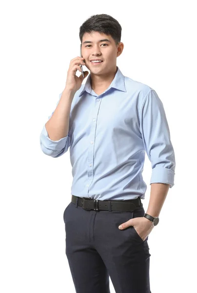 Genç Asyalı Işadamı Beyaz Arka Planda Telefonla Konuşuyor — Stok fotoğraf