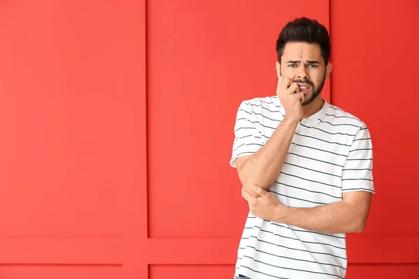 Retrato Jovem Preocupado Fundo Cor — Fotografia de Stock