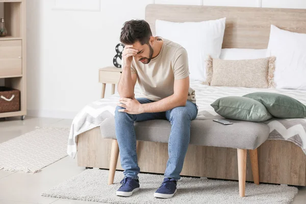 Portrett Bekymret Ung Mann Hjemme – stockfoto