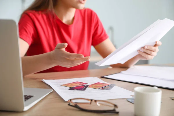 Besorgte Junge Frau Verschuldet Sich Hause — Stockfoto