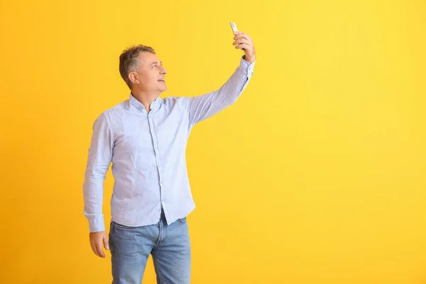 Reifer Mann Macht Selfie Auf Farbigem Hintergrund — Stockfoto