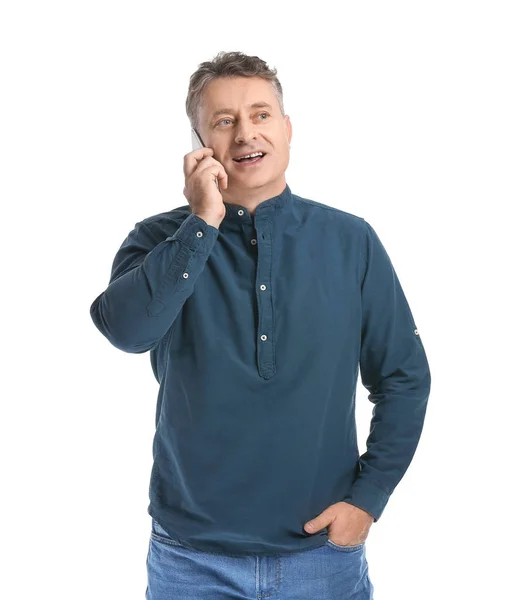 Reifer Mann Spricht Handy Auf Weißem Hintergrund — Stockfoto