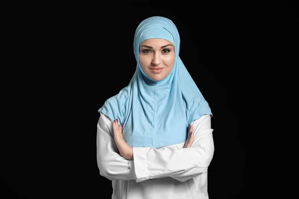 Schöne Arabische Frau Auf Dunklem Hintergrund — Stockfoto