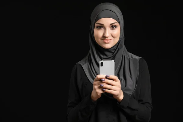 Wanita Arab Muda Dengan Ponsel Latar Belakang Gelap — Stok Foto