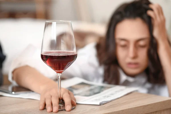 Mujer Bebiendo Vino Casa Concepto Alcoholismo — Foto de Stock