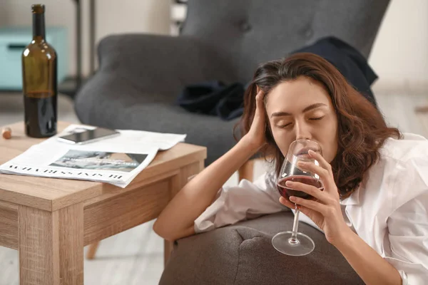 Mujer Bebiendo Vino Casa Concepto Alcoholismo — Foto de Stock