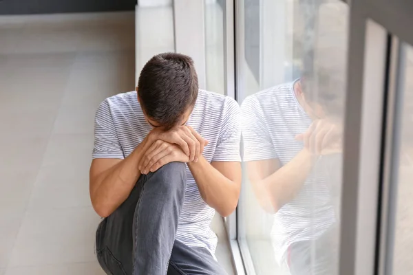 Depressieve Jongeman Bij Het Raam — Stockfoto